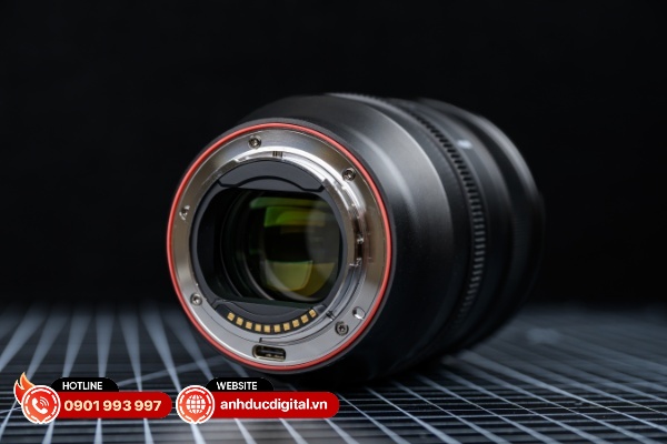 Viltrox AF 85mm F1.4 Pro có lớp đệm cao su màu cam ở phần ngàm