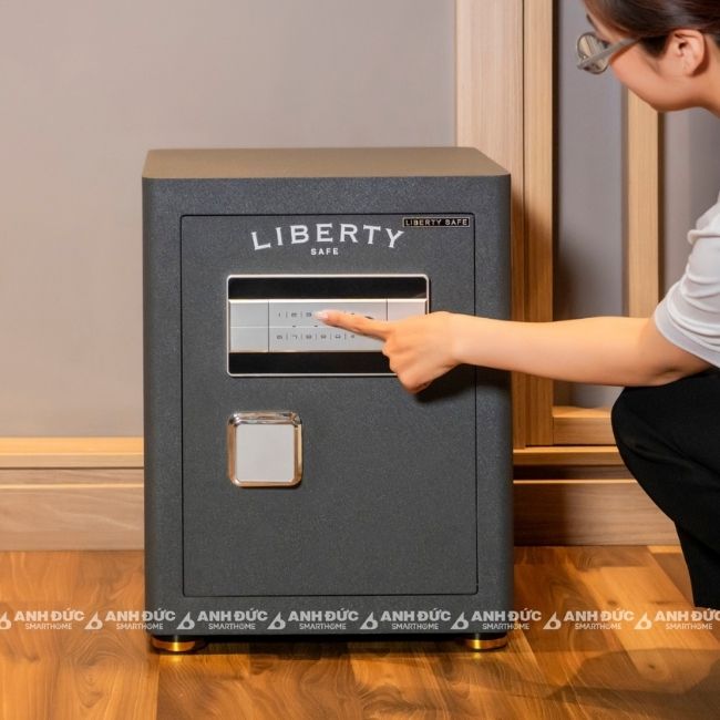 Liberty LB50S là mẫu két sắt chống cháy nhỏ gọn, phù hợp căn hộ và gia đình lưu trữ giấy tờ cơ bản.