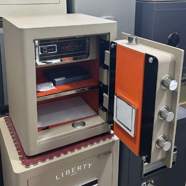 Chọn két sắt chống cháy cần cân nhắc thời gian chịu lửa, dung tích lưu trữ và mức độ an toàn tổng thể.