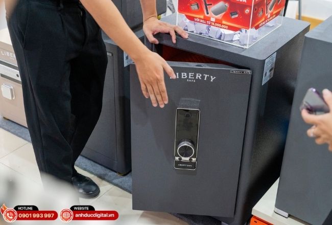 Két sắt chống cháy giúp bảo vệ giấy tờ và tài sản trước nguy cơ hỏa hoạn, nhờ cấu trúc cách nhiệt nhiều lớp bên trong.