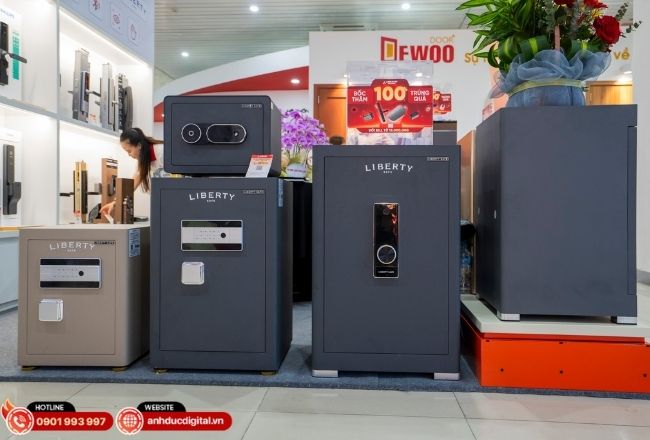 Két sắt chống cháy được phân loại theo kích thước, hệ thống khóa và kiểu lắp đặt để phù hợp từng nhu cầu sử dụng.