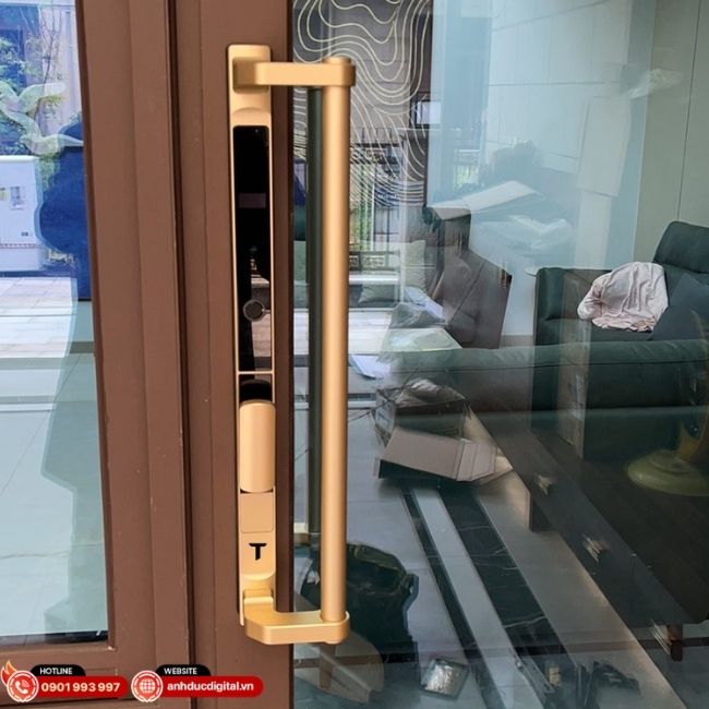 Thiết kế tay cầm chữ D chắc tay, lắp tốt cho cửa nhôm khung hẹp, dễ thao tác hằng ngày