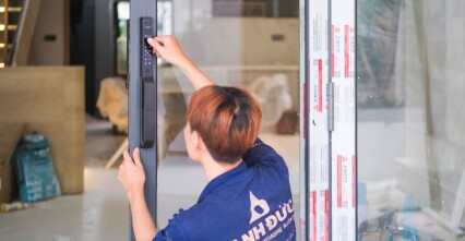 Khóa vân tay cửa nhôm: Top 5 mẫu nên mua và kinh nghiệm chọn đúng