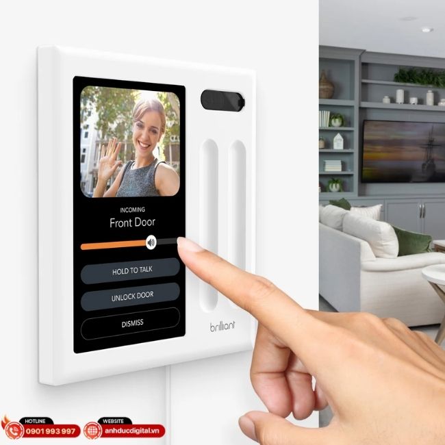 Bộ điều khiển trung tâm giúp quản lý và điều phối toàn bộ thiết bị thông qua ứng dụng trên điện thoại