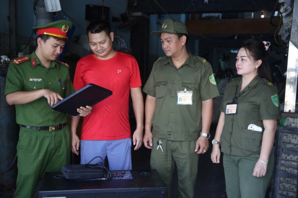 Hát karaoke tại nhà bị coi là vi phạm khi âm lượng vượt ngưỡng cho phép gây ảnh hưởng khu dân cư và bị phản ánh hoặc đo tiếng ồn thực tế (Nguồn ảnh: Báo Thanh Niên)