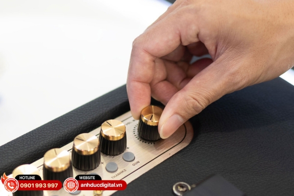 Điều chỉnh âm lượng vừa phải và bố trí loa hướng vào trong phòng giúp giảm tiếng ồn lan ra ngoài, tránh vi phạm quy định khi hát karaoke